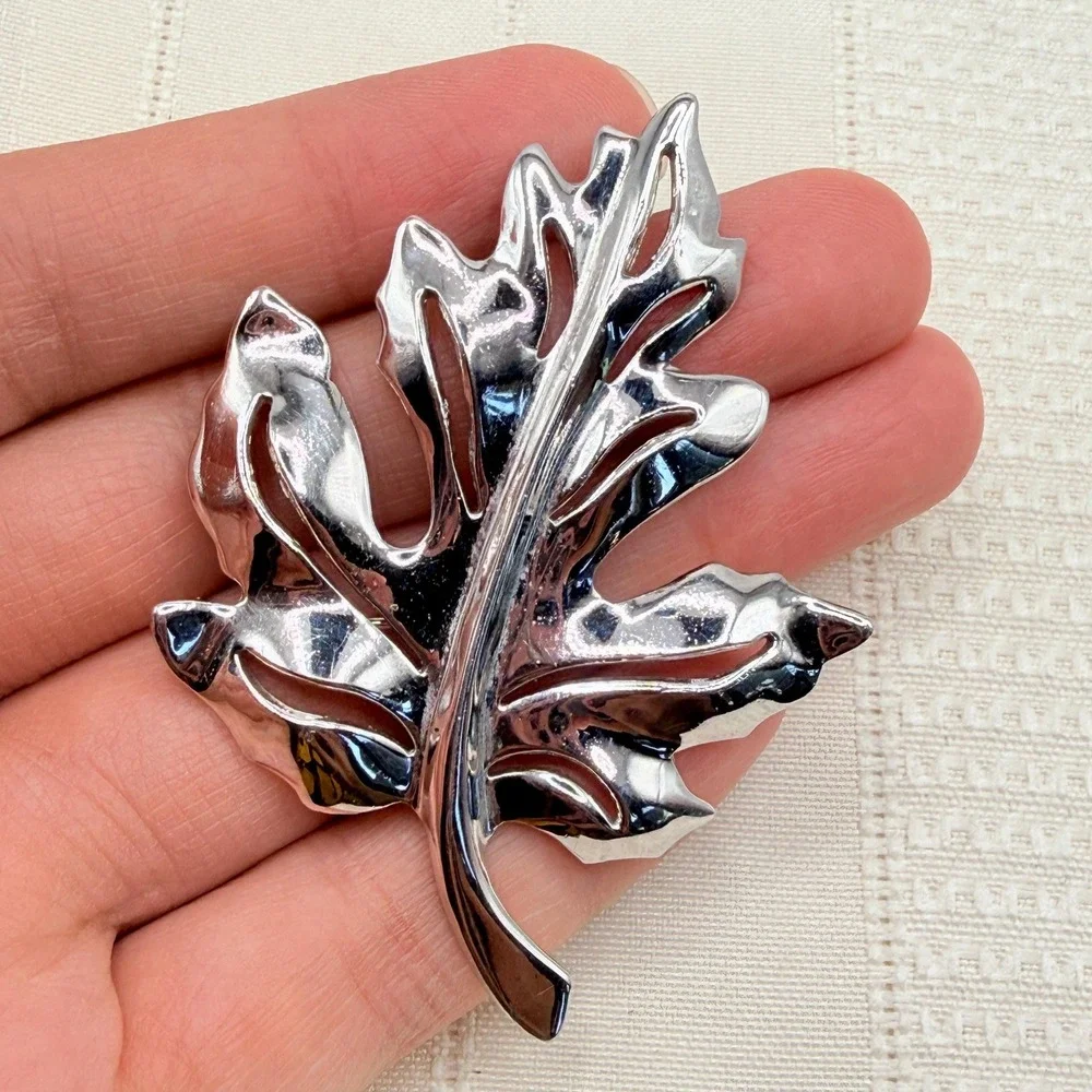 Vintage Shiny Cutout Silver Tone Leaf Foliage Autumn Pin Brooch
